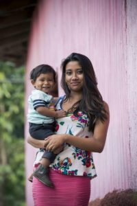 Emely et son petit garçon dans ses bras