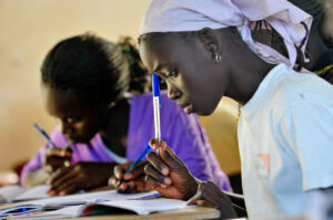 Des jeunes filles étudient à l'école au Sénégal