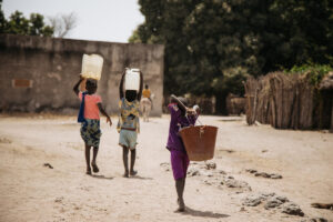 Des enfants vont chercher de l'eau - Sénégal