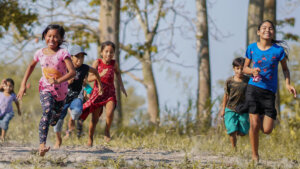 Enfants qui courent Amérique du Sud