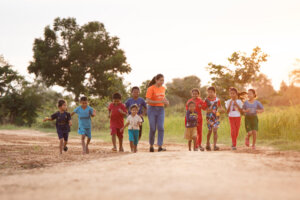 Un staff avec les enfants dans un programme