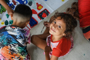 petite fille en art therapie au honduras
