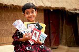Une petite fille bangladaise parrainée a reçu un colis de la part de sa marraine canadienne - World Vision