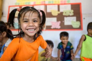 Petite fille Rohingya souriante dans un camp de réfugiés au Bangladesh - World Vision
