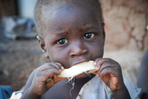 enfant souffre de famine