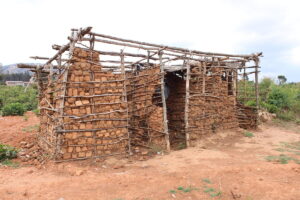 Les anciennes latrines utilisées par les enfants au Burundi