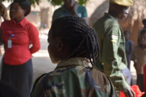 Selon l’ONU, un enfant sur six, soit 357 millions de filles et de garçons, vit dans une région du monde touchée par la guerre ou un conflit armé. Dans ces contextes instables, les enfants sont les premières victimes des violences et des exploitations qui surviennent dans ces zones de guerre. De nombreux enfants deviennent notamment ce qu’on appelle : des enfants soldats.