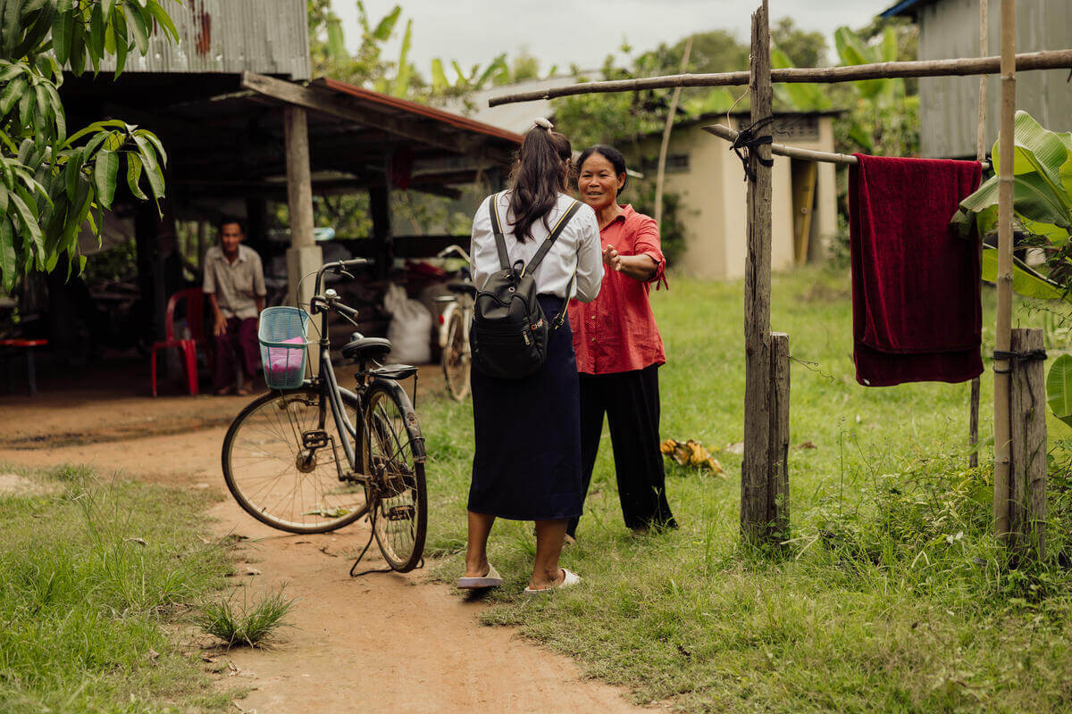 Photo de Rachana discutant avec un voisin