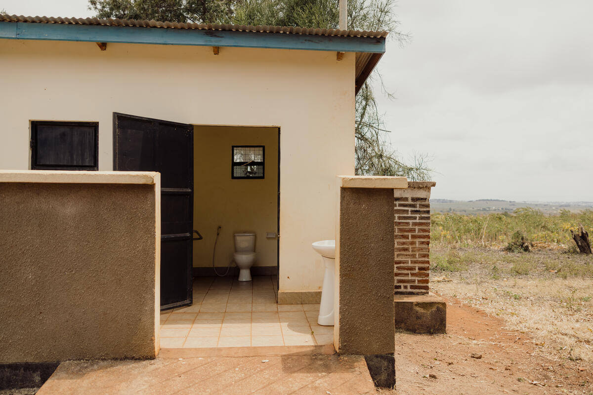 Toilettes rénovées par World Vision
