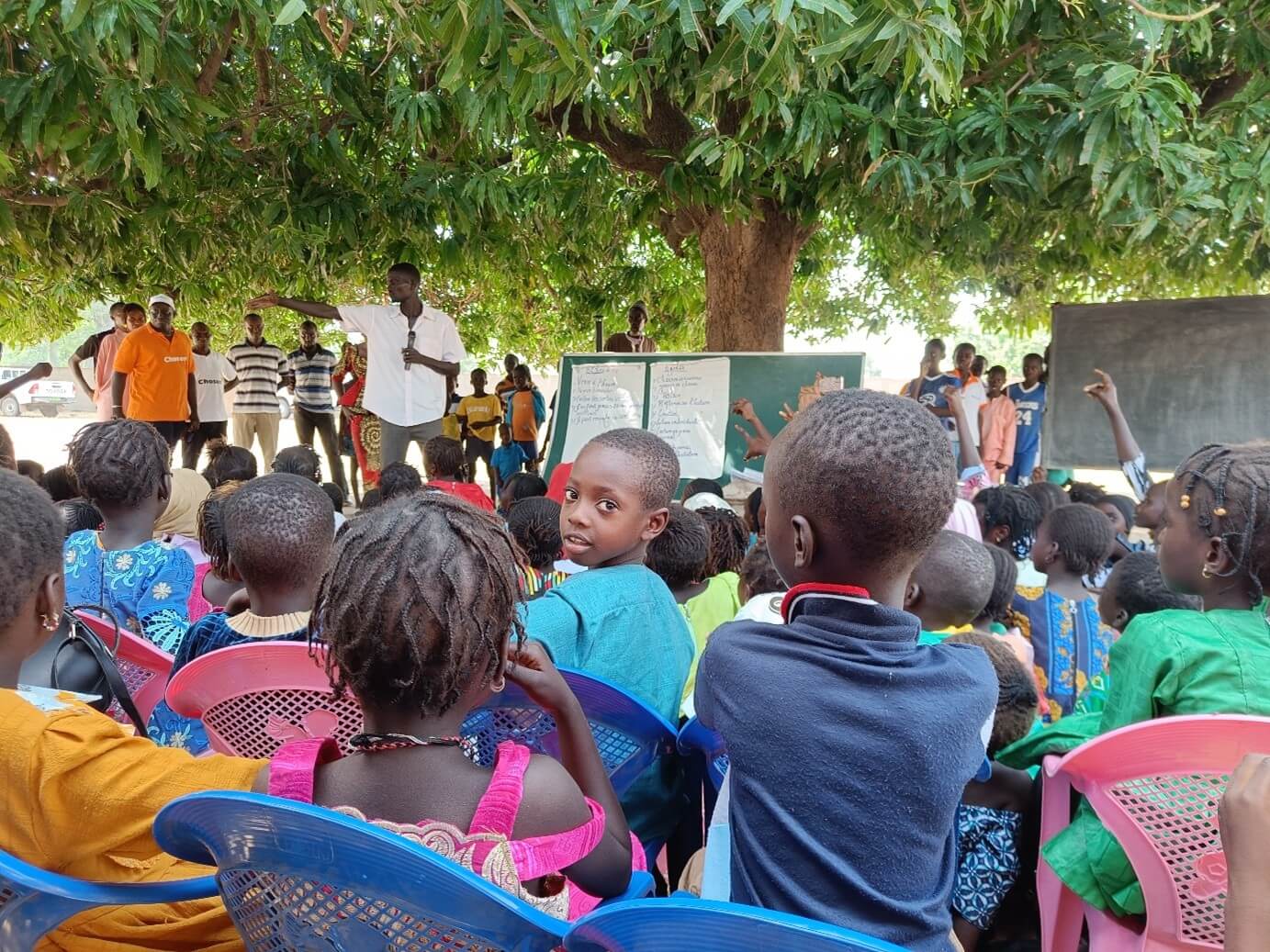 Enfants maliens accédant à l'eau potable grâce à un programme World Vision